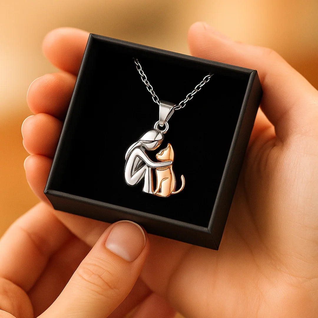 Moreau™ | Hug Pendant Necklace